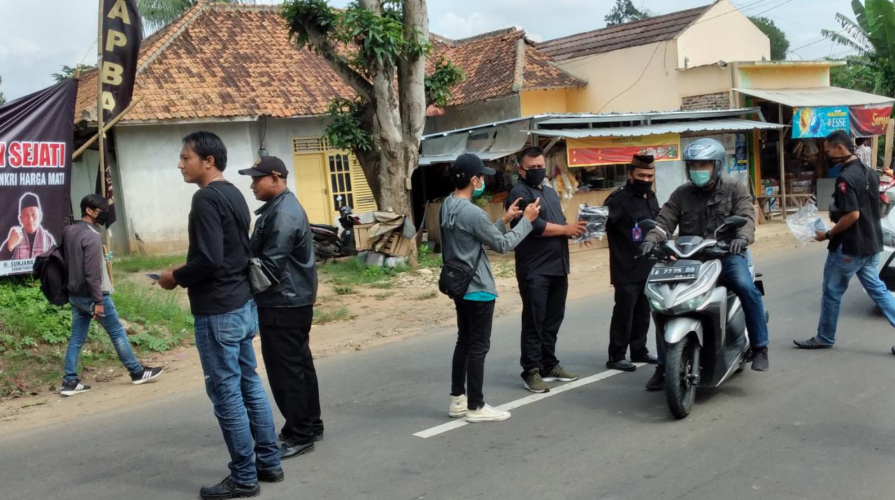 Ormas di Banten Bagi-bagi Masker Gratis ke Pengendara