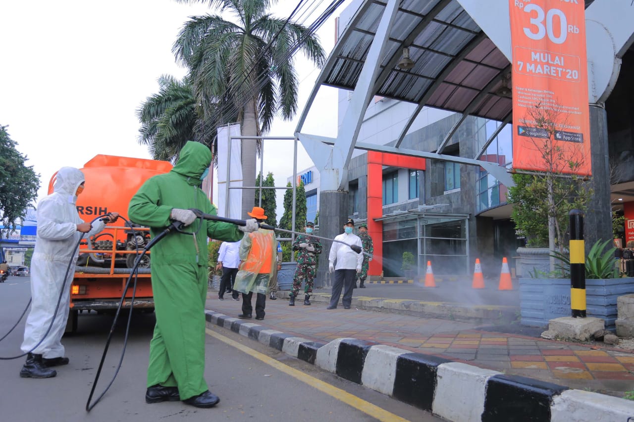 Semprot Disinfektan di Fasilitas Umum, Ratusan Petugas Diturunkan