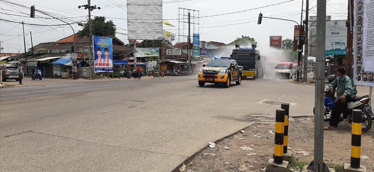Water Cannon Semprotkan Disinfektan di Jalanan Serang