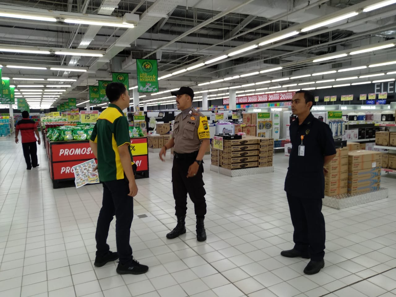 Supermarket di Serpong Tidak Ada Panic Buying