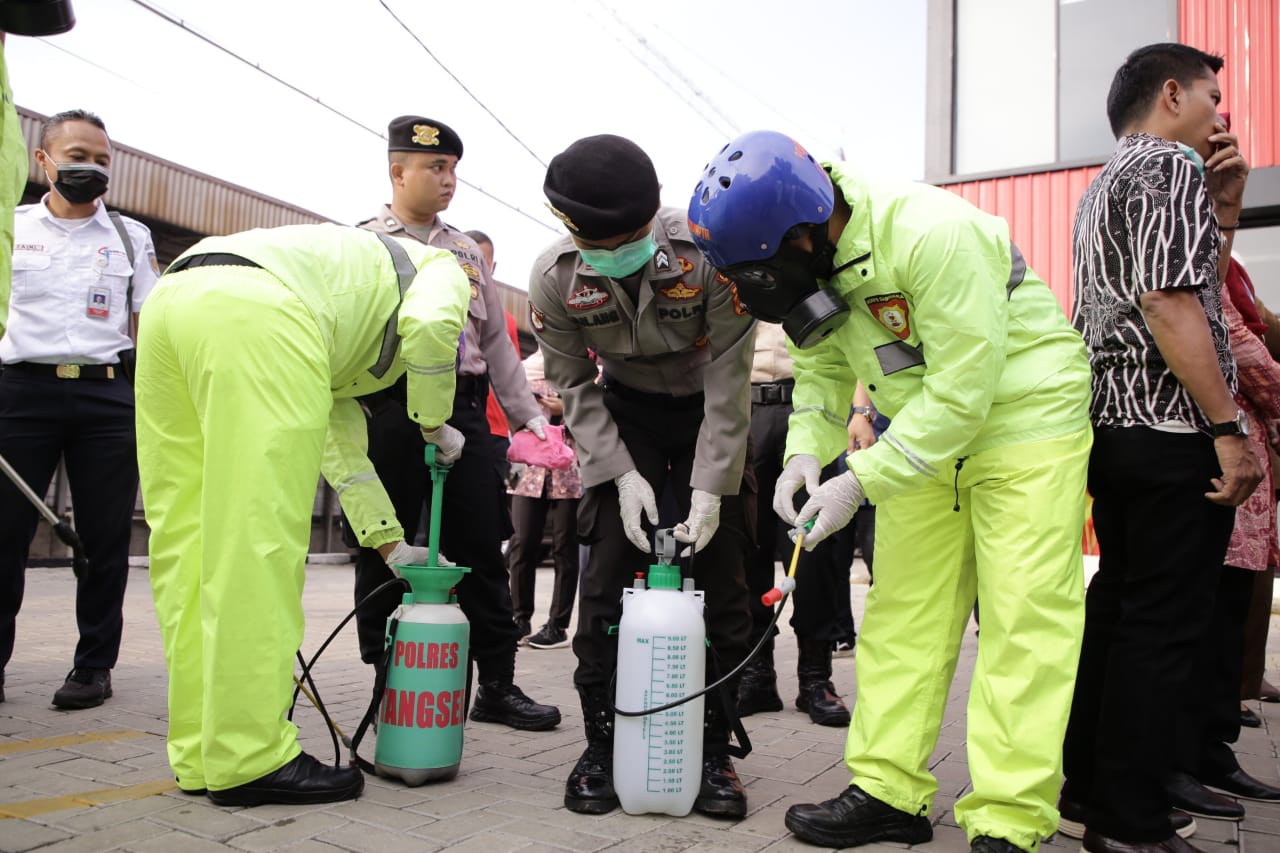 Banyak Permintaan Dari Masyarakat, Penyemprotan Disinfektan di Stasiun Diprioritaskan
