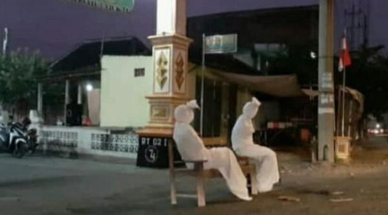 Warga Acuhkan Social Distancing, Pocong pun Turun Tangan