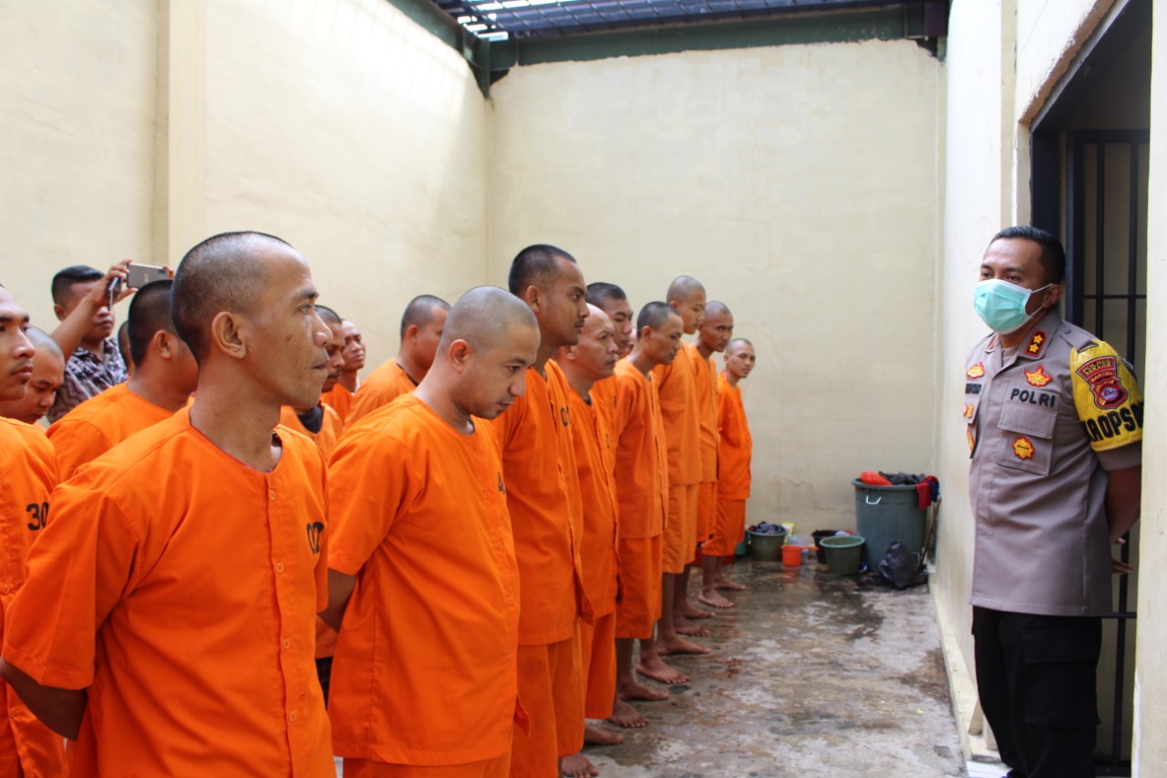 Kapolres Olahraga Bareng Penghuni Tahanan
