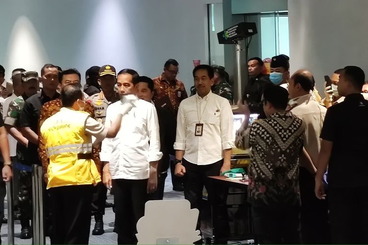 Jokowi Deteksi Suhu Tubuh di Bandara Soekarno-Hatta