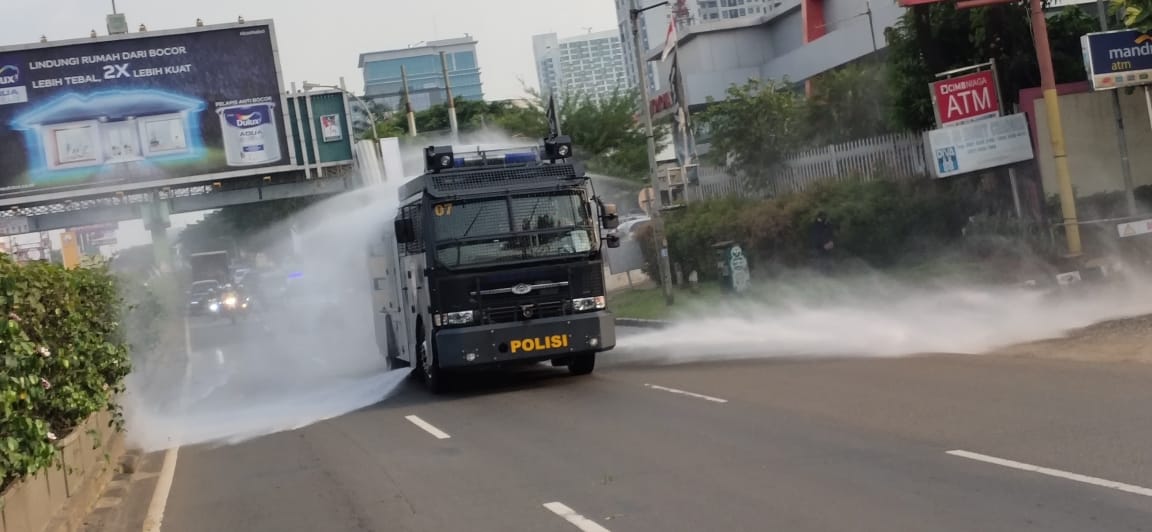 Water Canon Polres Tangsel Semprot Disinfektan