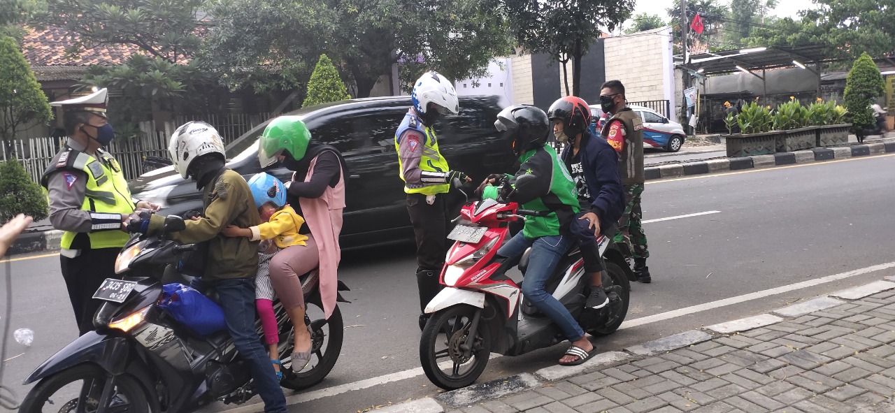 PSBB Hari Pertama di Tangsel, Ojol Masih Bawa Penumpang