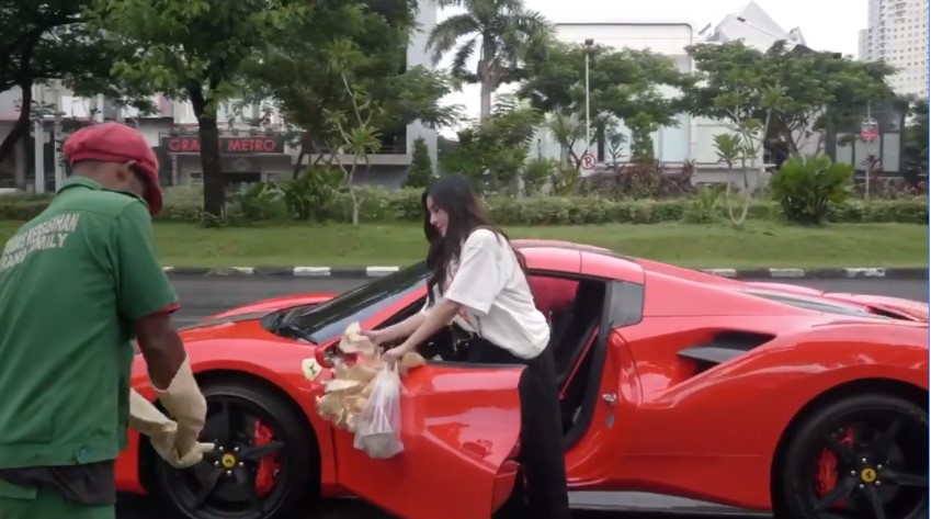 Kendarai Ferrari, Wanita Cantik di Surabaya Ini Berbagi Makanan