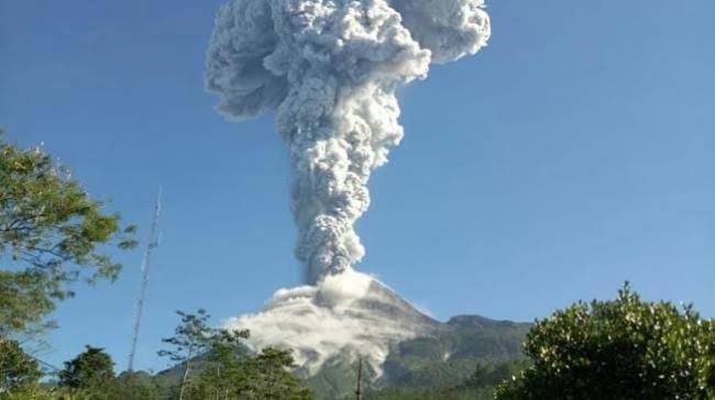 Pagi Ini, Hujan Abu Gunung Merapi Sasar Belasan Desa di Magelang