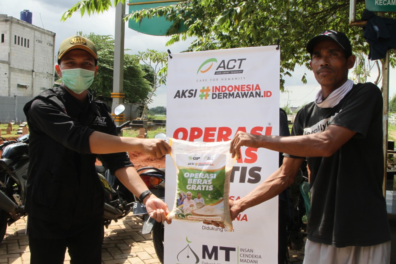 Petugas TPU Jombang Dapat Bantuan Beras dari ACT Tangerang Raya