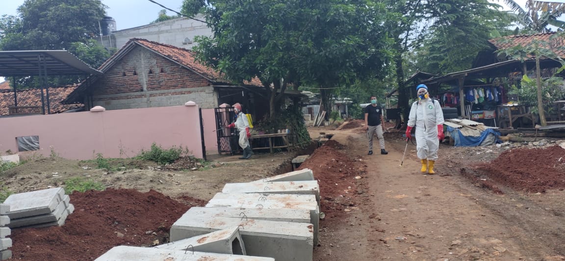 Rumah Warga Berdekatan dengan TPU Jombang Disemprot Disinfektan
