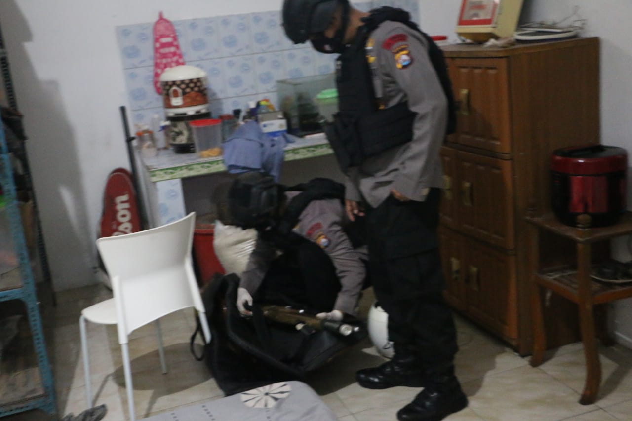 Tim Jibom Gegana Brimob Polda Banten Sterilisasi Rumah Terduga Teroris