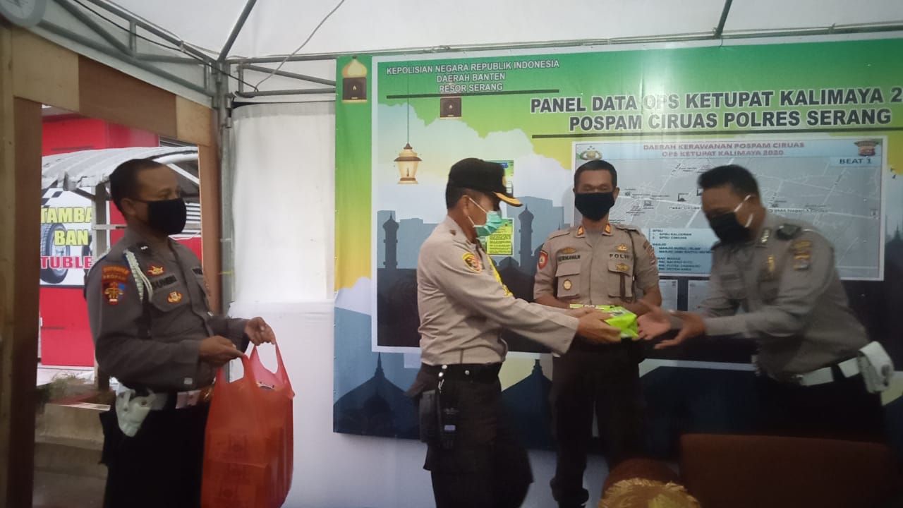 Polsek Ciruas Bagikan Takjil Gratis