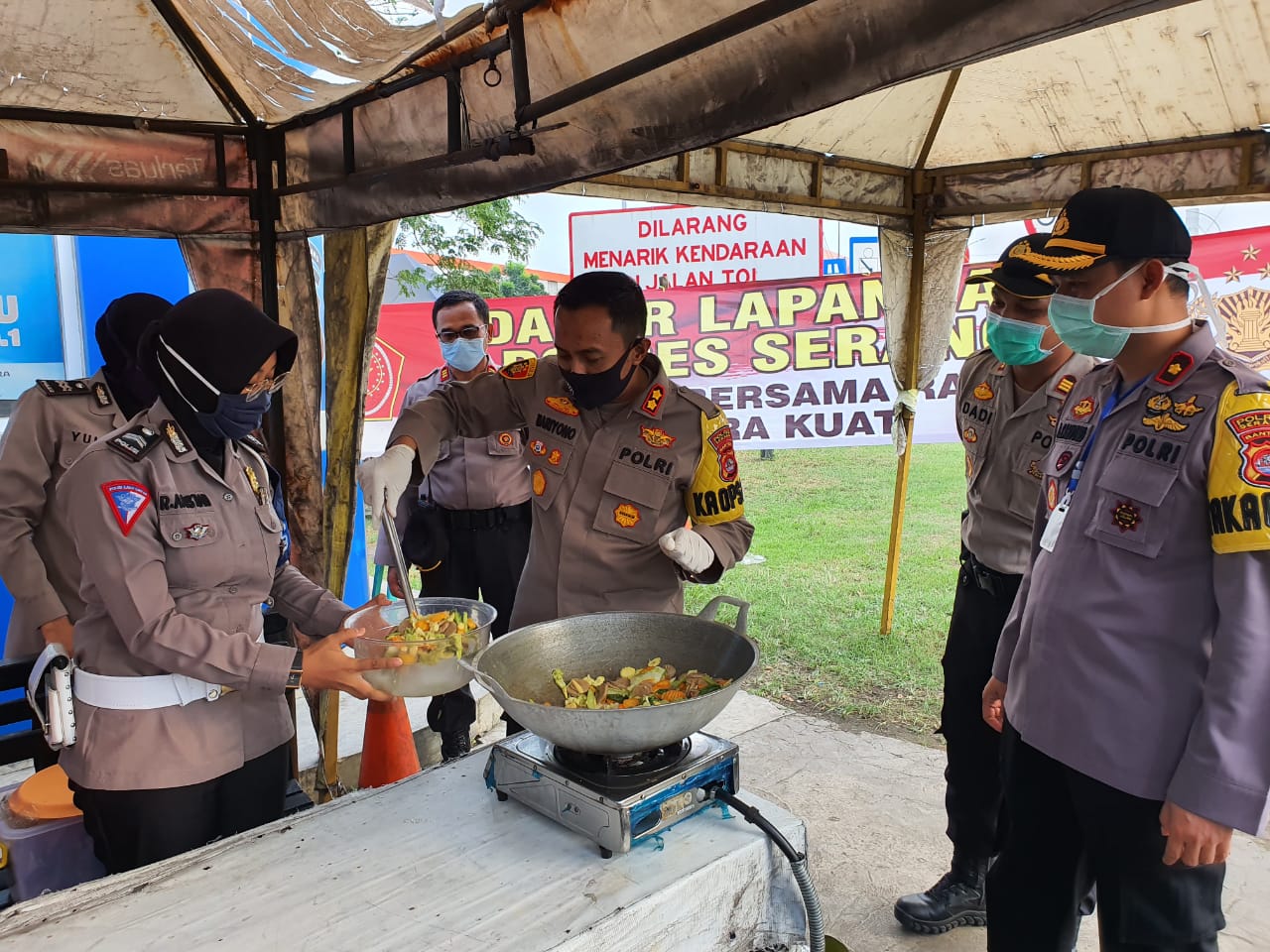 Kapolres Serang Bantu Masak di Dapur Umum