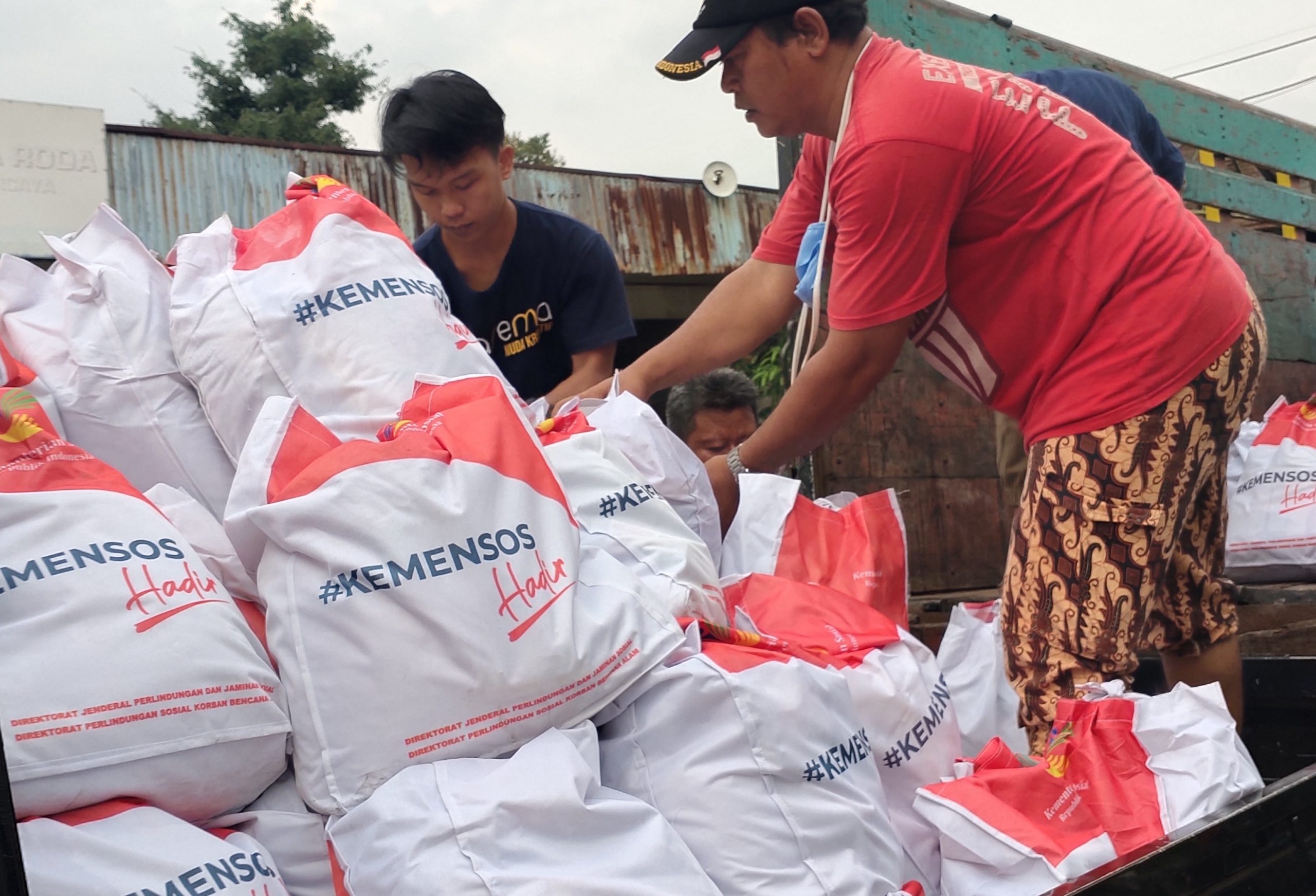 Ribuan Sembako dan Makanan Siap Saji dari Kemensos Didrop di Rumah Ketua RW