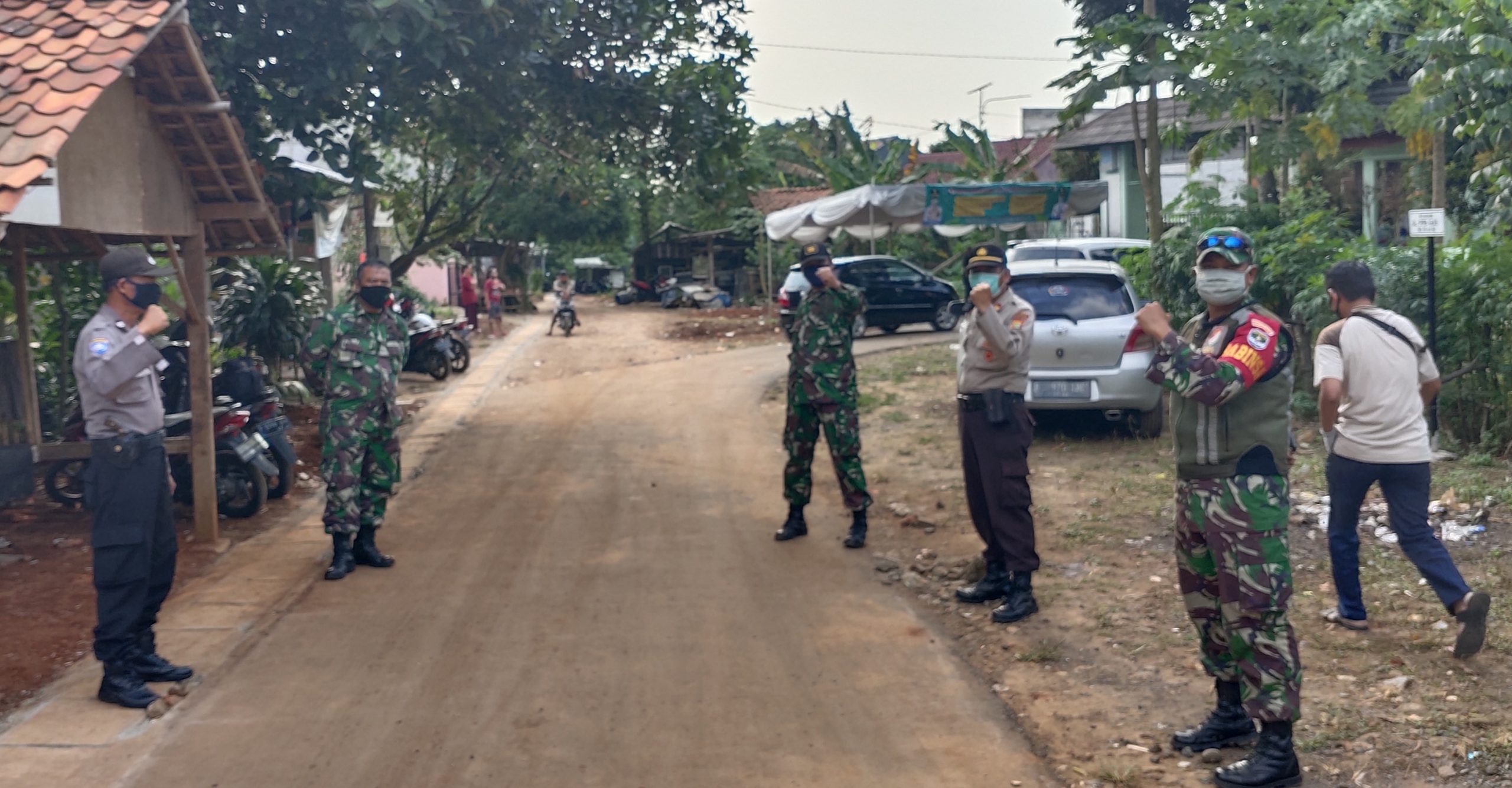 TNI-Polri Berjaga di TPU Jombang