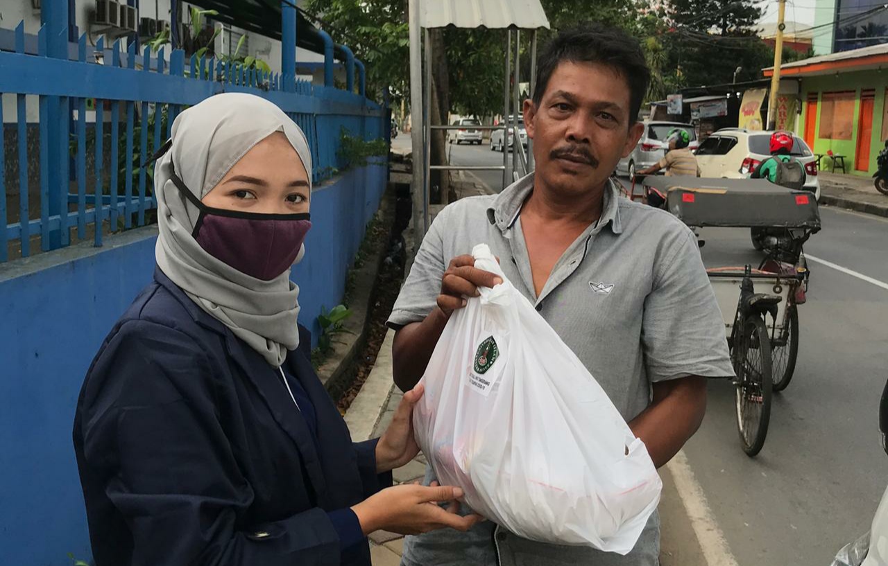 Mahasiswa UNIS Tangerang Bagi-bagi Sembako ke Warga Terdampak Covid-19