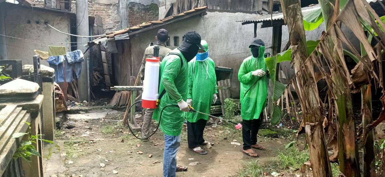 PKB Kabupaten Serang 'Caper' Semprot Disinfektan ke Rumah Warga