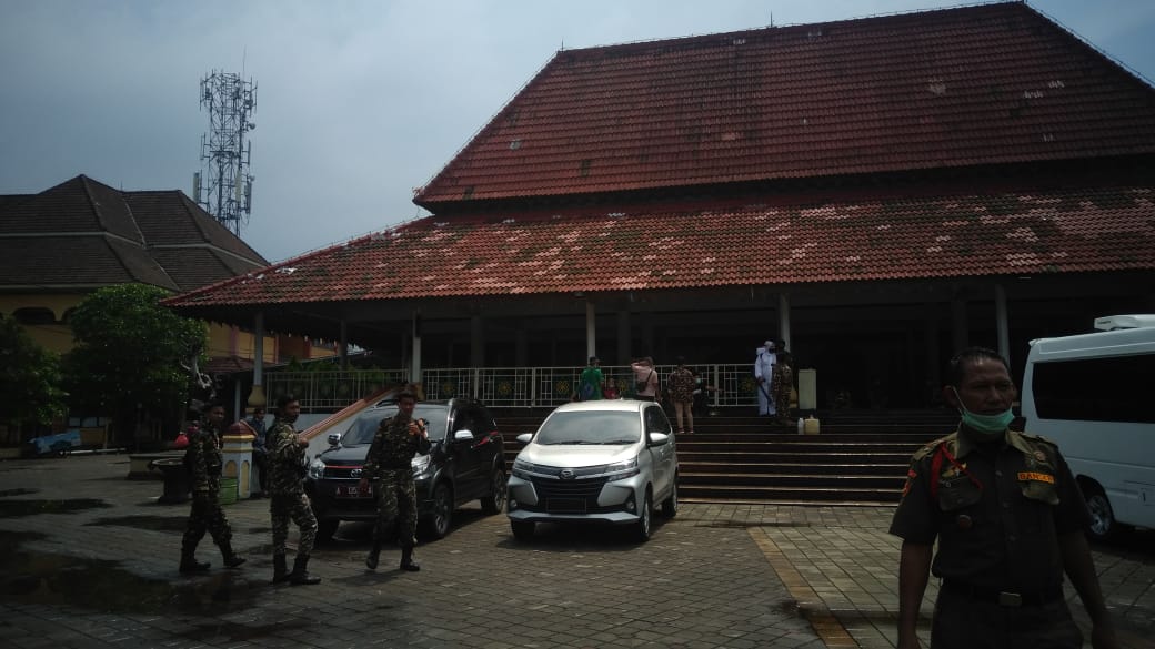 Putus Mata Rantai Covid 19, Tempat Ibadah di Kota Serang Disemprot Disinfektan