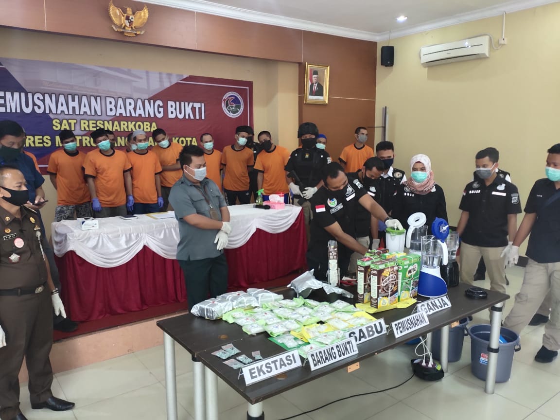 Polrestro Tangerang Musnahkan Narkoba Diblender