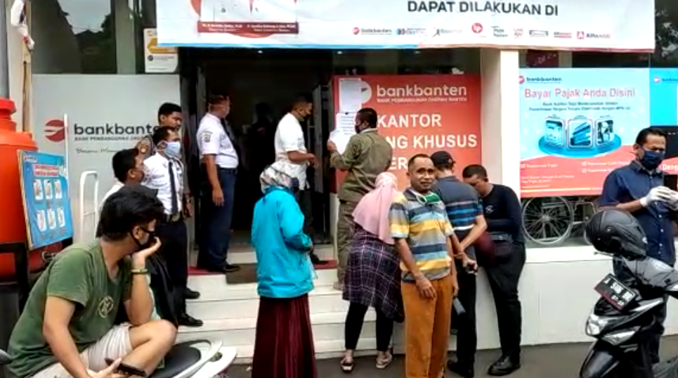 Nasabah Cemas, Ramai-ramai Tarik Dana di Bank Bank Banten