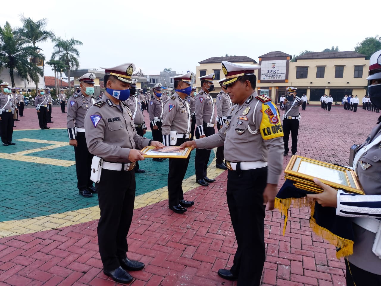 Gagalkan dan Tangkap Pelaku Curanmor, Dua Polantas Diberi Penghargaan