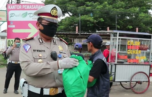 Bantu Warga Terdampak Corona, Polantas Polres Serang Bagikan Sembako dan Masker