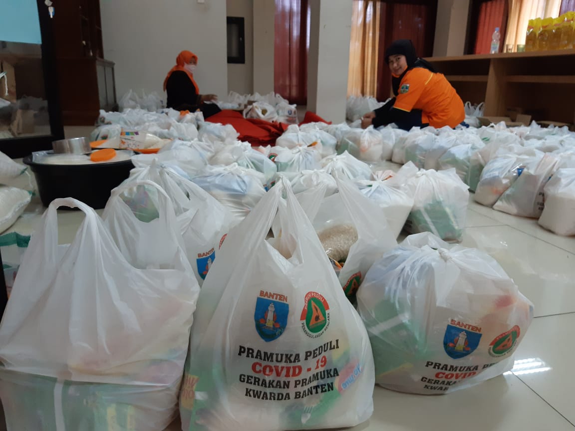 Pramuka Banten Bagikan Paket Sembako untuk Warga Terdampak Covid-19