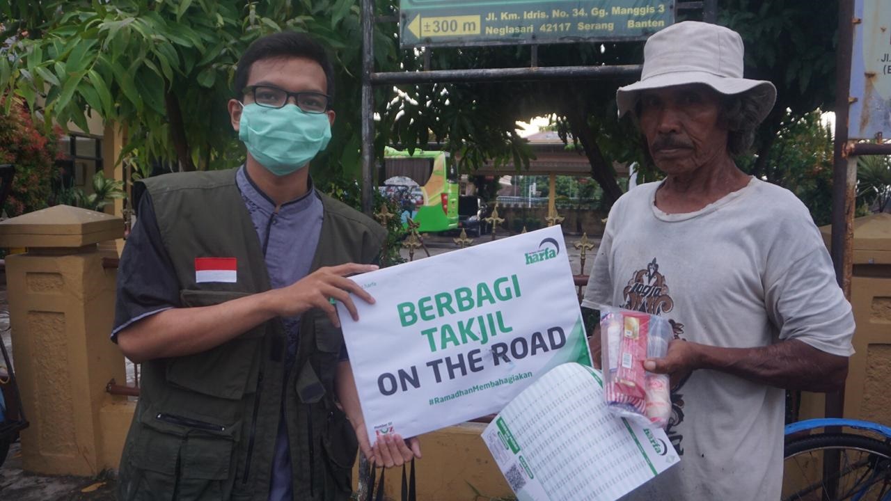 LAZ Harfa Berikan Takjil dan Masker ke Tukang Becak dan Parkir di Kota Serang