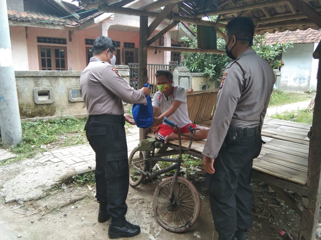 Bantu Warga Terdampak Covid-19, Polsek Pamarayan Bagikan Paket Sembako
