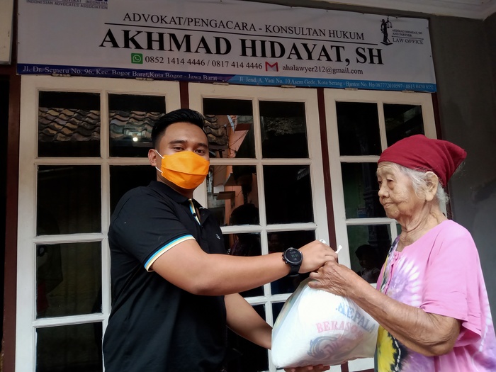 Janda di Serang Diberi Paket Sembako