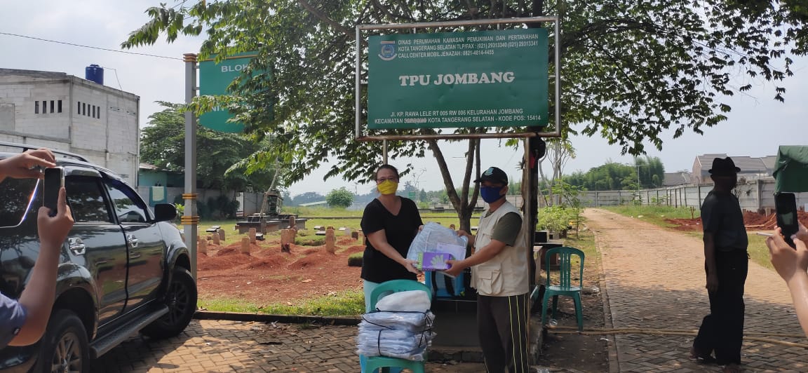Apresiasi Petugas Pemakaman, Warga Perumahan di Tangsel Sumbang APD
