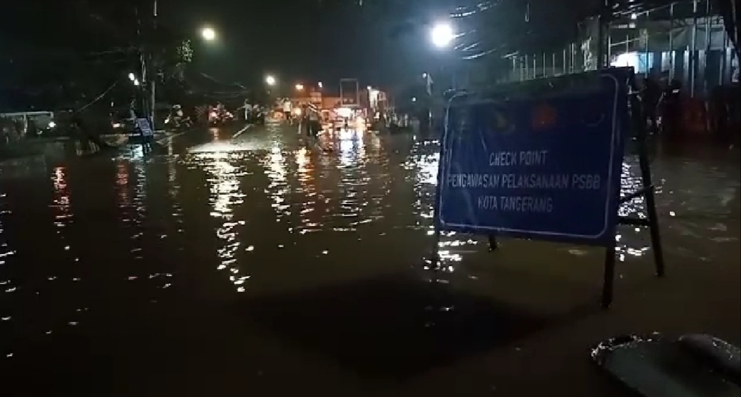 Check Point PSBB di Kota Tangerang Terendam
