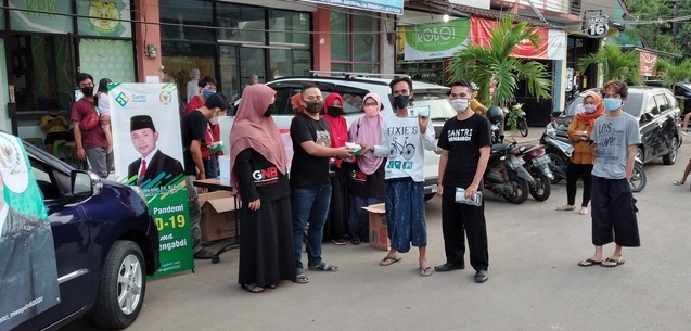 GNB Kota Serang Bagi-bagi Takjil dan Masker