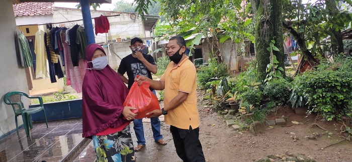 Sindir Pemkot Tangsel, Warga di Ciputat Kumpulkan Donasi dan Dibagikan kepada Masyarakat Terdampak Covid-19