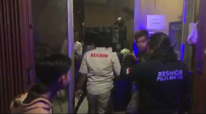 Tak Indahkan Maklumat Kapolri, Pemuda Asyik Main Game Online di Warnet Dibubarkan Polisi