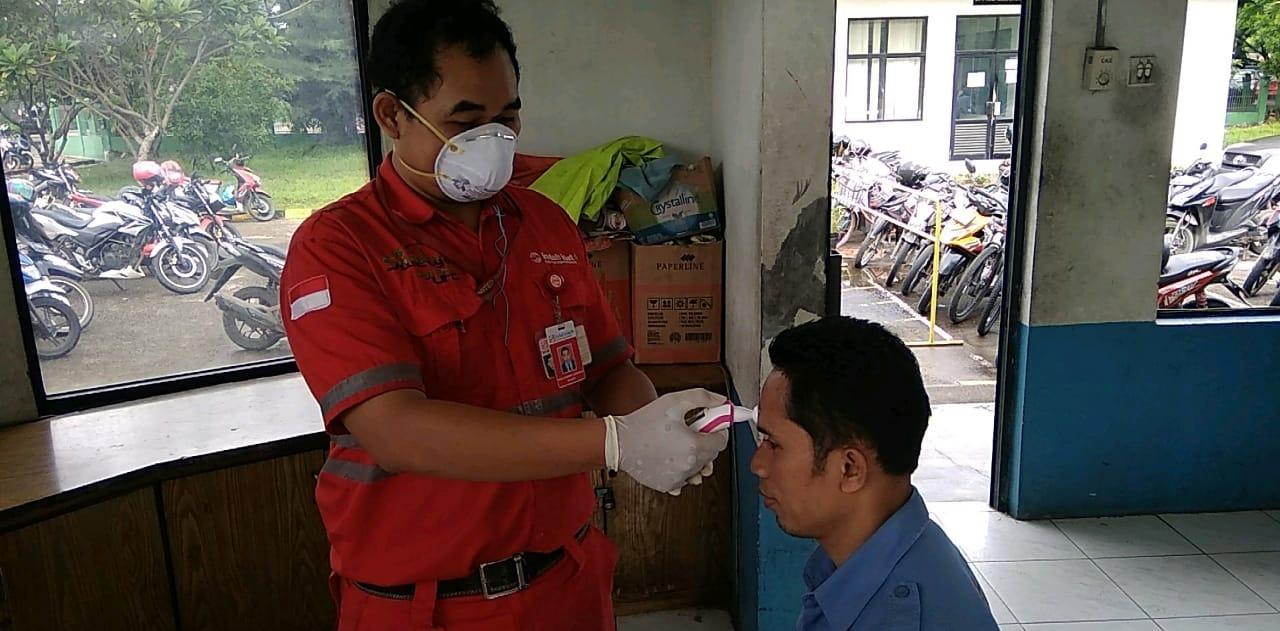 Cegah Penyebaran Corona, Karyawan dan Tamu PT IKPP Serang Periksa Suhu Tubuh