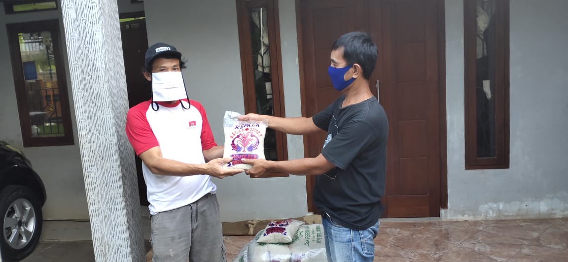Warga Rawa Lele Sumringah Dapat Bantuan Beras