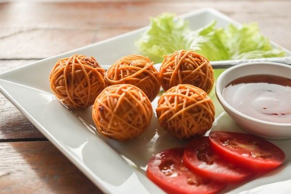 Bola-bola Mie Ala Thai, Mantap Dicocol Saus Cabai