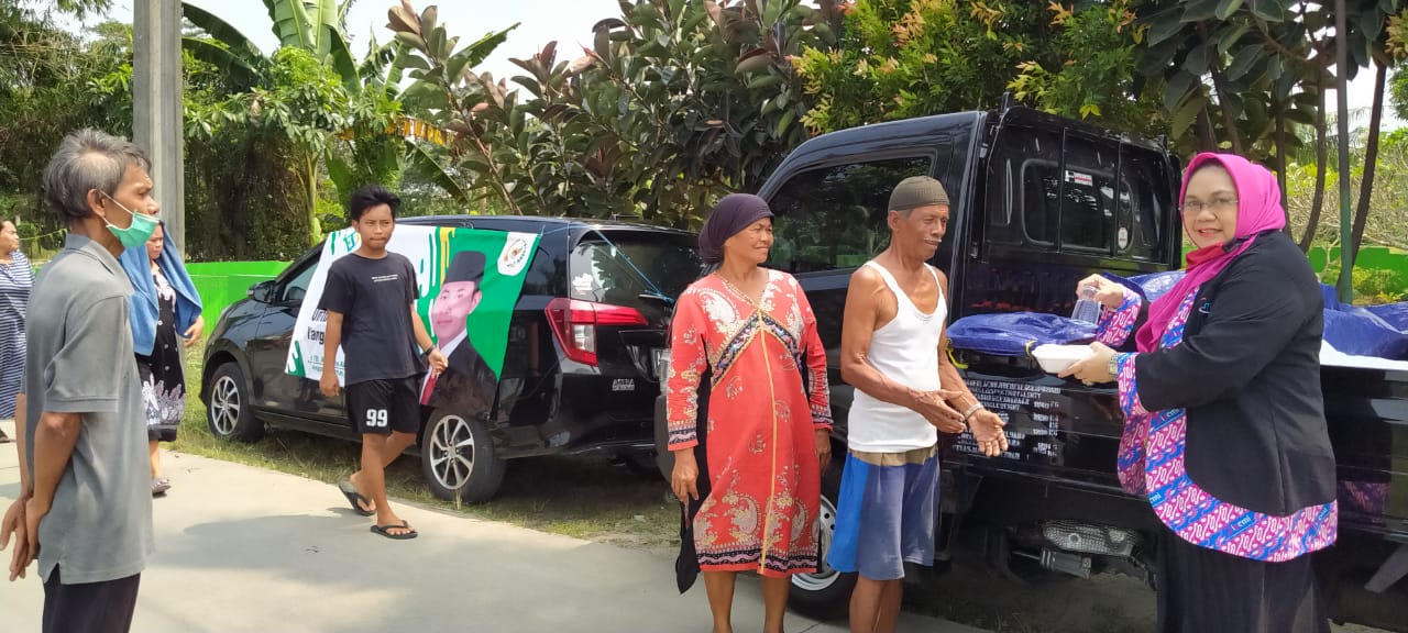 Gerakan Santri Mengabdi Bagikan 500 Nasi Box ke Warga Terdampak Covid-19