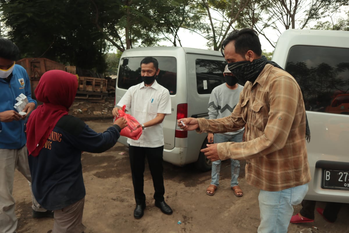 Wartawan Kota Tangerang Bagi-bagi Paket Sembako di TPA Rawa Kucing
