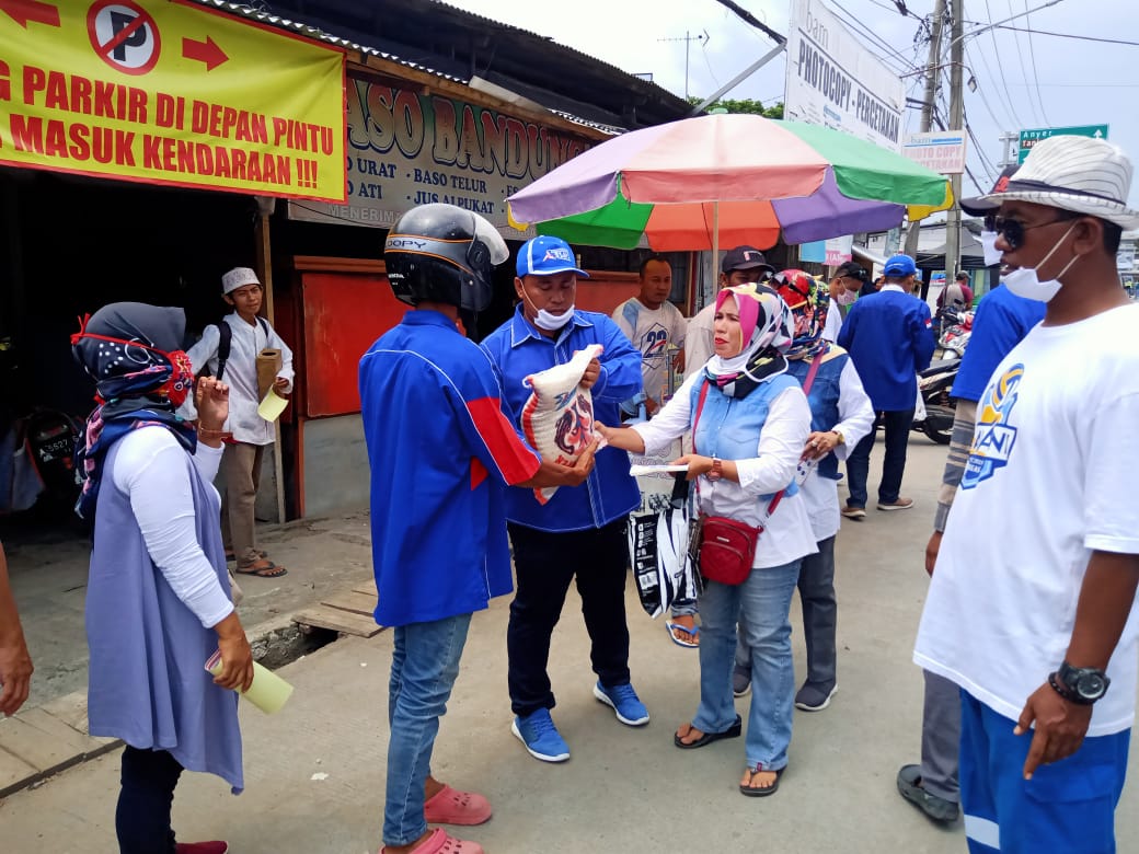 Peduli Corona, Demokrat Bagi Bagi Sembako ke Pengojek