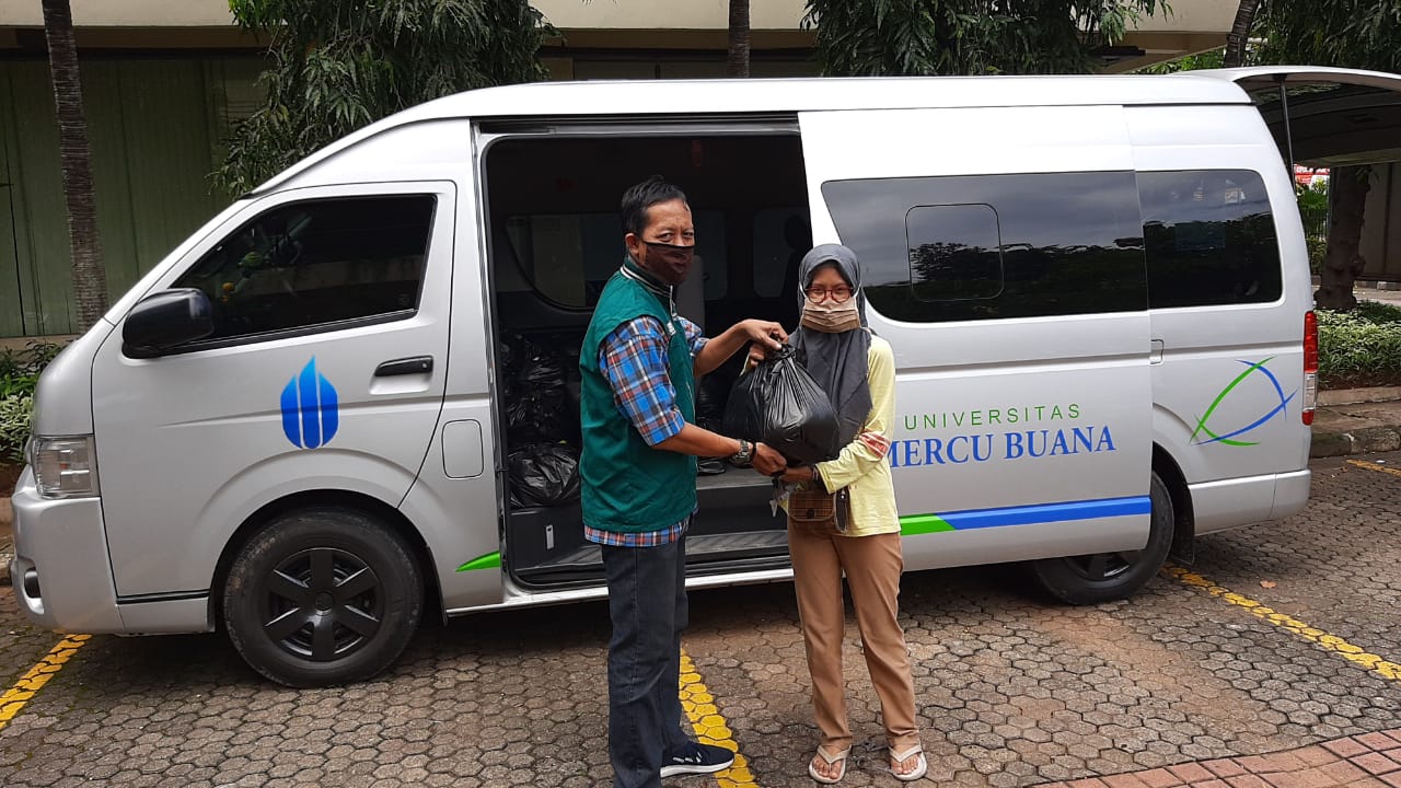 UMB Donasi APD untuk Tim Medis dan Pangan Bagi Warga Terdampak Covid-19