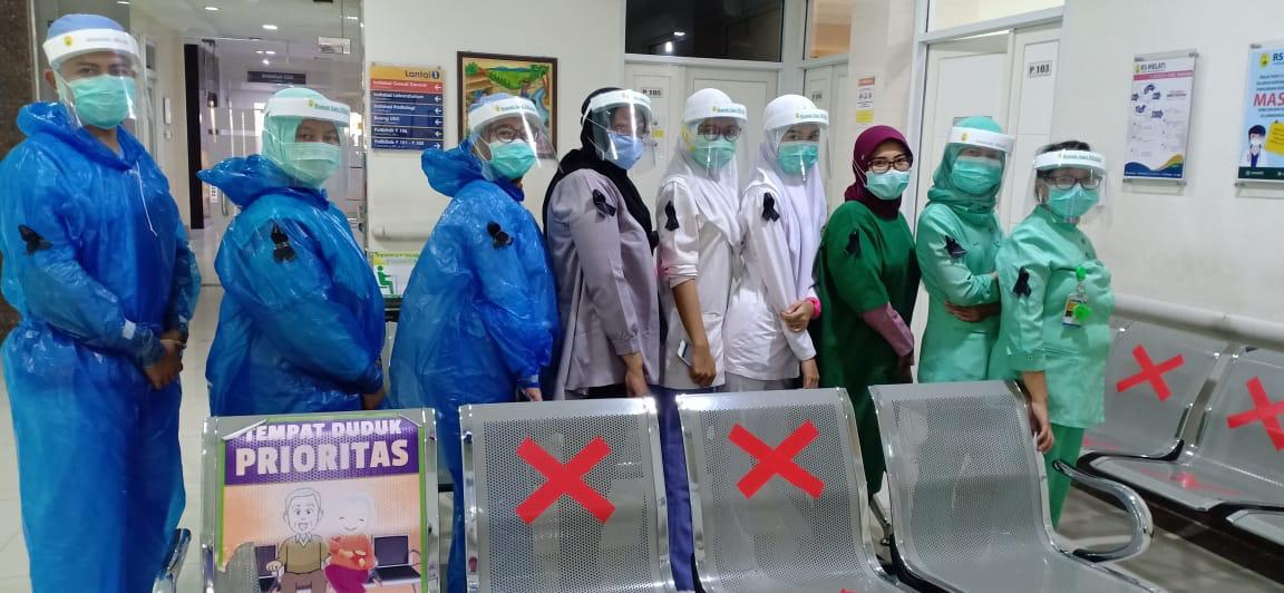 Berduka, Perawat Kota Tangerang Kompak Pakai Pita Hitam