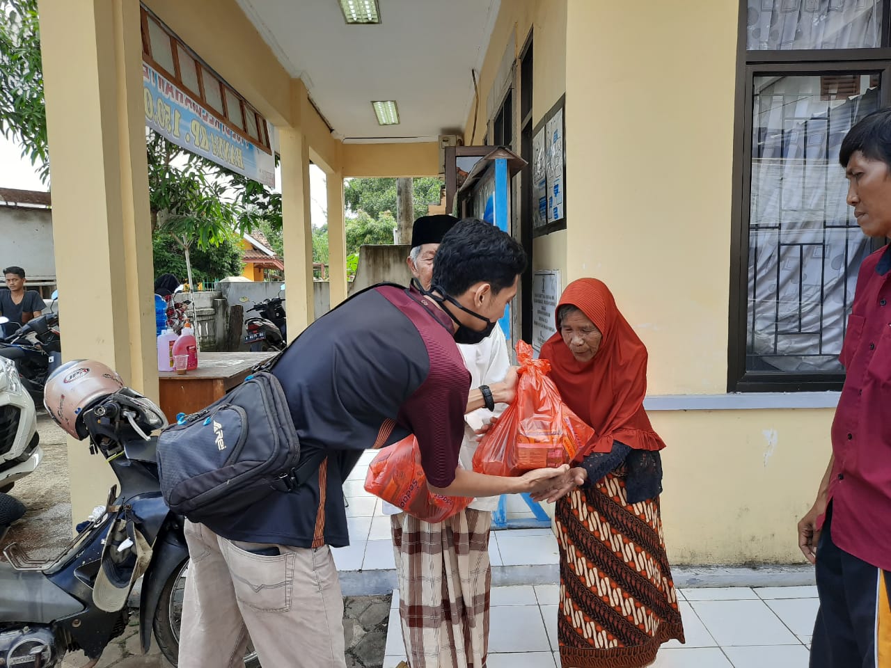 Puluhan Paket Sembako Dibagi ke Lansia di Kota Serang
