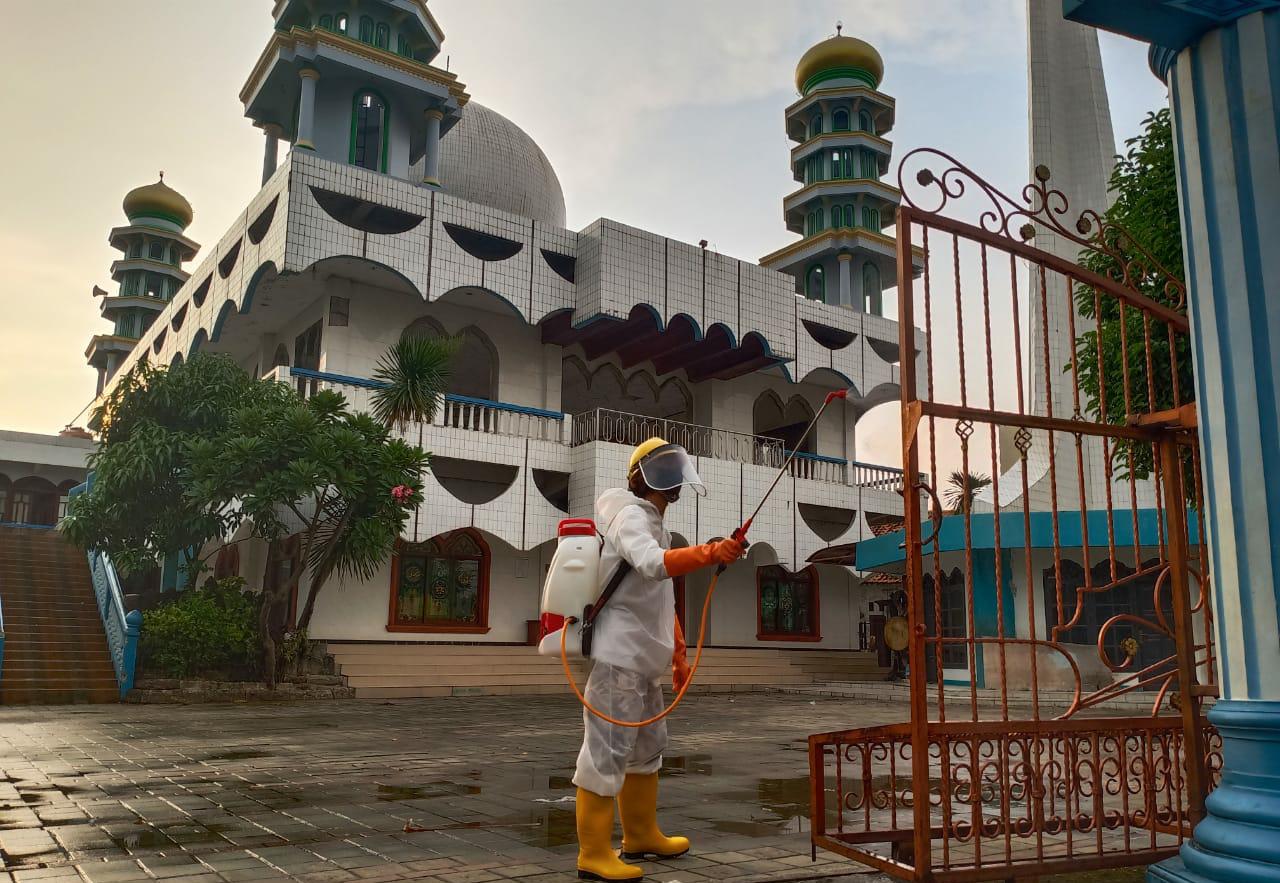 Gerakan Tangkal Corona, Comcen Semprot Diisnfektan Puluhan Masjid Sekitar Bandara