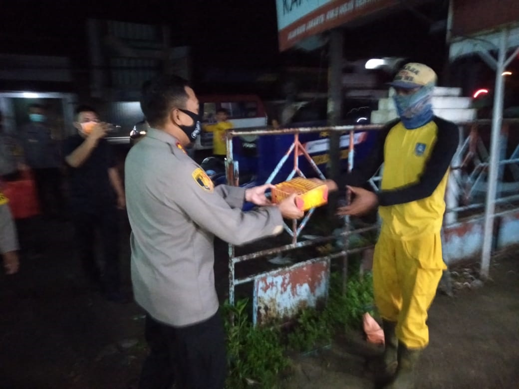 Masakan Polwan saat Sahur Dibagikan ke Tukang Ojek dan Pengemudi Angkot