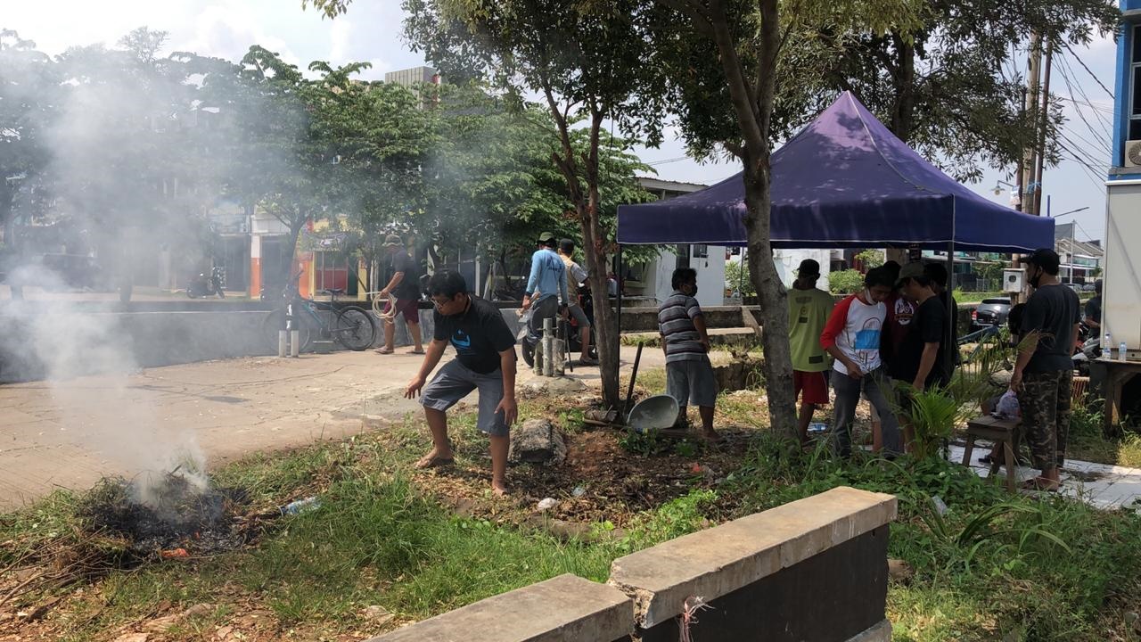 Terapkan PSBB, Pintu Masuk Perumahan di Ciputat Diportal