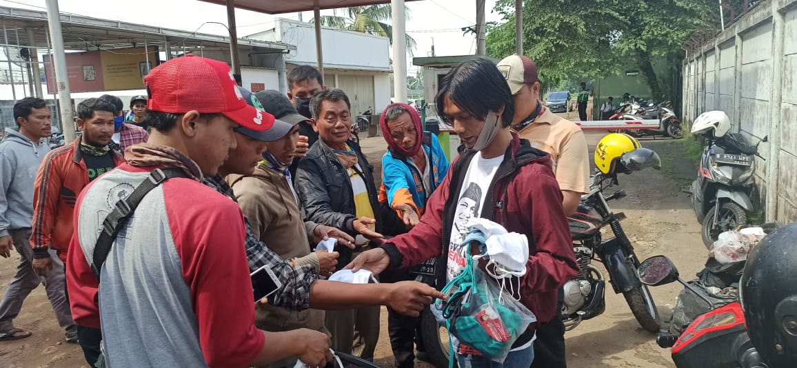 Relawan Suhendar Bagikan Masker Tukang Ojek Pangkalan