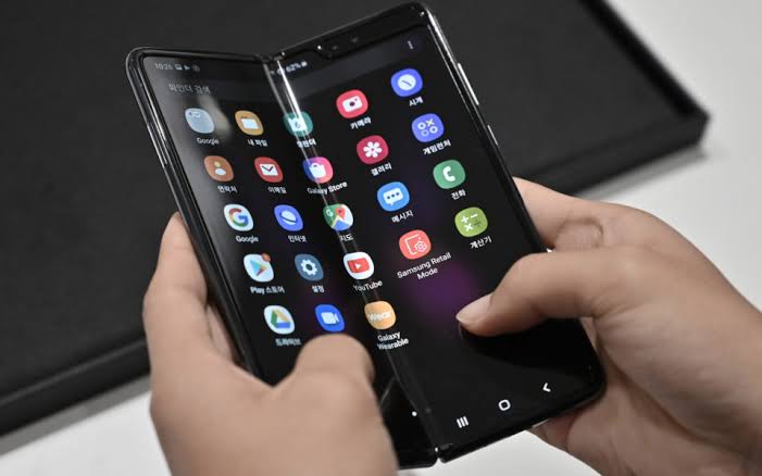 Samsung Galaxy Fold 2 Kapasitas Memori Internal 256 GB