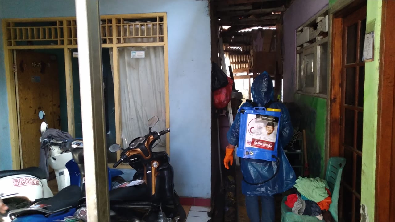 Setelah di Pondok Aren, Relawan Suhendar Semprot Disinfektan di Pamulang